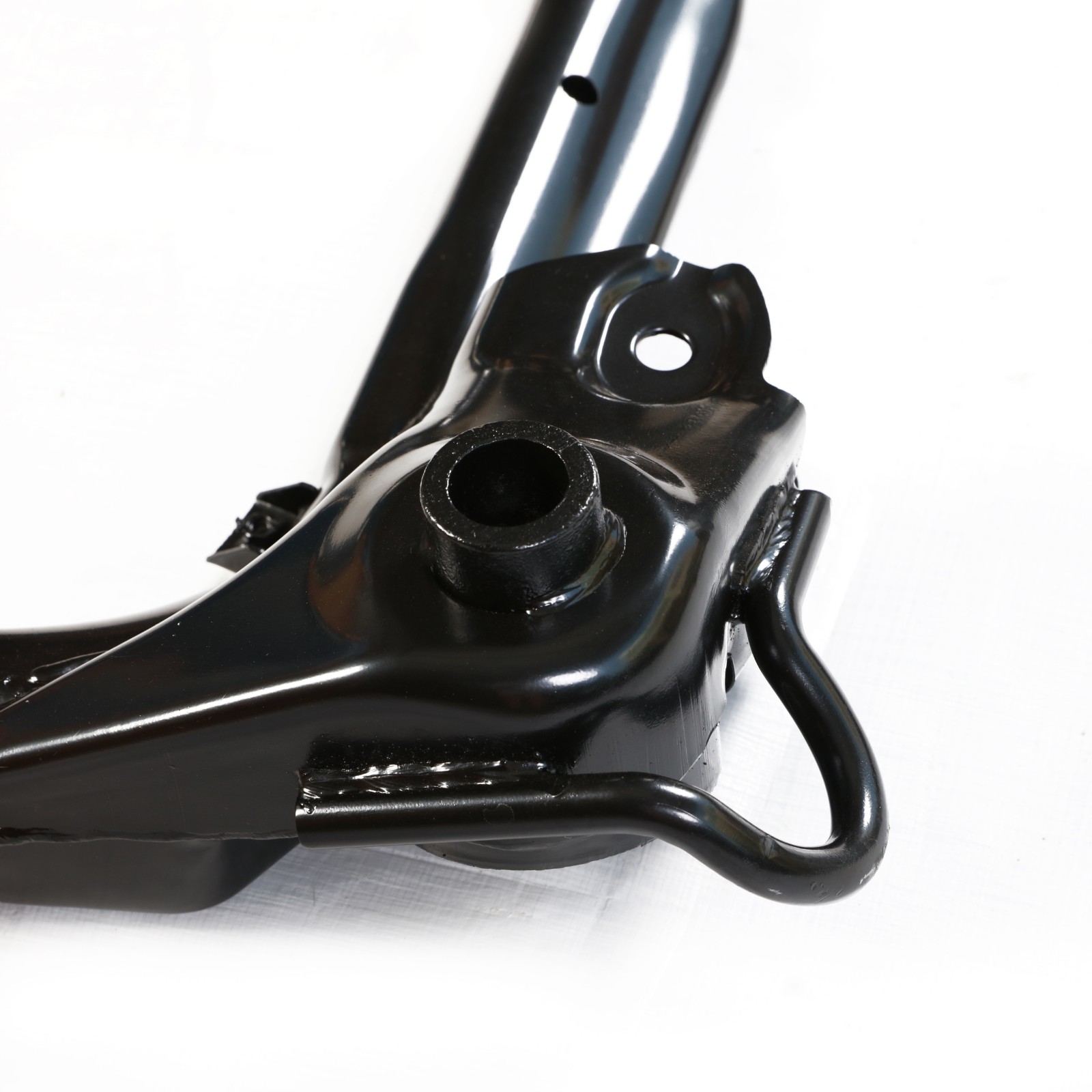 Front suspension subframe crossmember for KIA FORTE 09-/KIA CERATO 10-